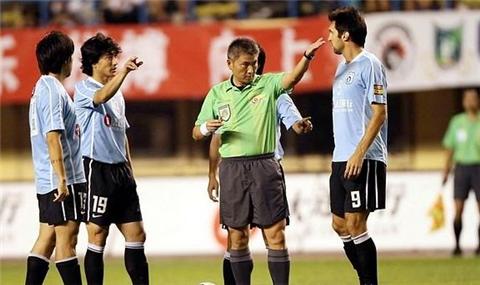 足球裁判手势图解_足球裁判收入(2)