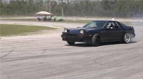 宝贝玩漂移,大胸猛晃险走光图(二)