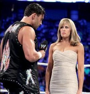 <em>wwe</em>美女主持被调戏不慎走光图