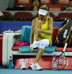 体坛美女当众脱胸罩内裤被拍