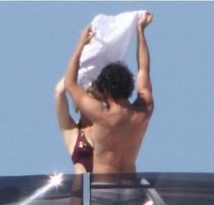 体坛美女当众脱胸罩内裤被拍